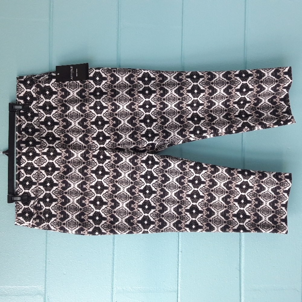 NWT  Cropped Length Pants Size 16